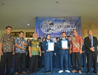 Penyerahan Tiket Secara Simbolik