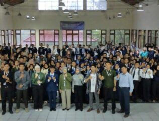 Photo Bersama Pada Acara Pelepasan Alumni ke Jepang